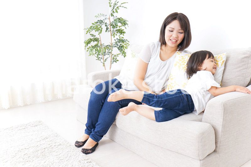 部屋で遊ぶ子供