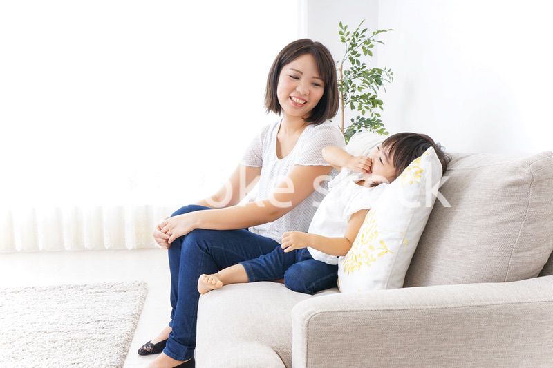 部屋で遊ぶ子供