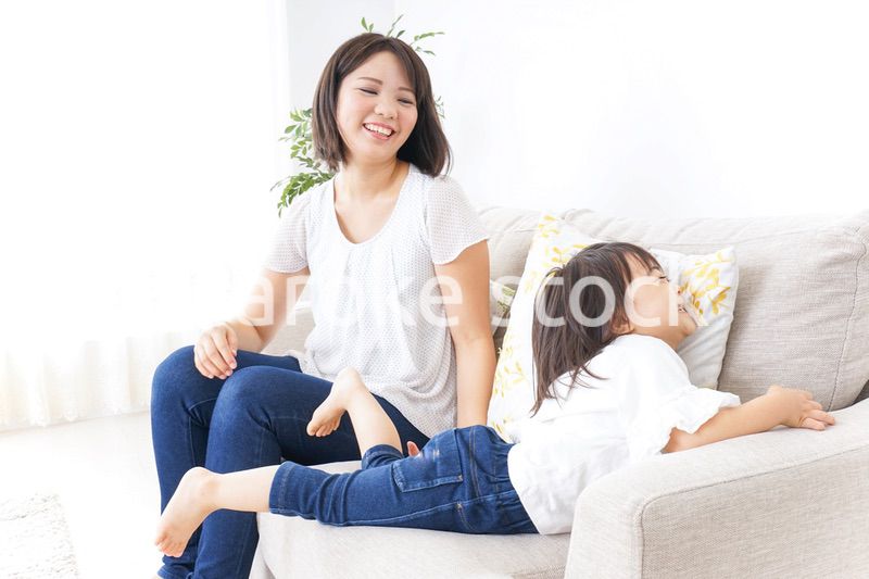 部屋で遊ぶ子供