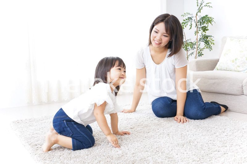 部屋で遊ぶ子供