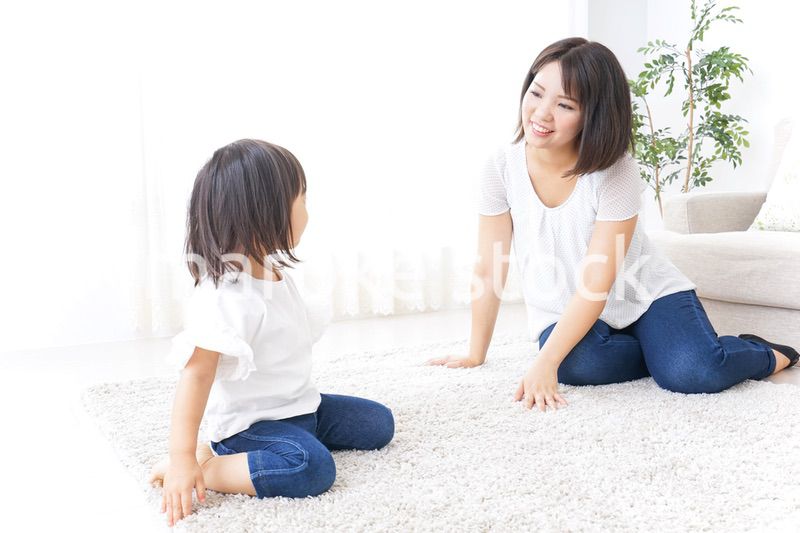 部屋で遊ぶ子供