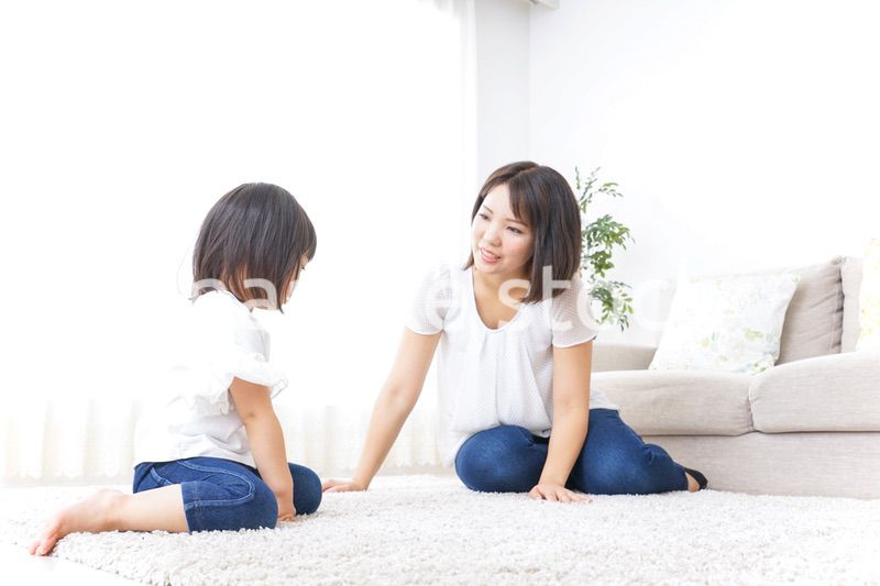 部屋で遊ぶ子供