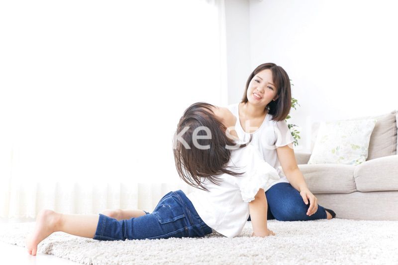 部屋で遊ぶ子供