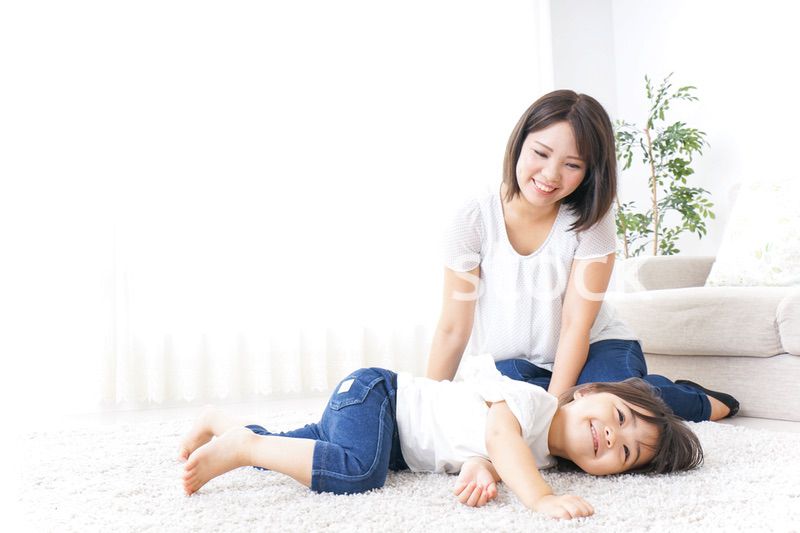 部屋で遊ぶ子供