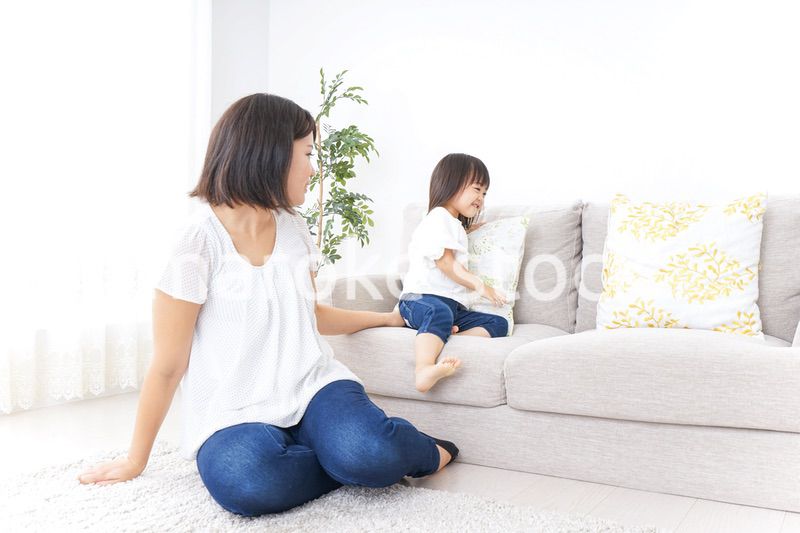 部屋で遊ぶ子供