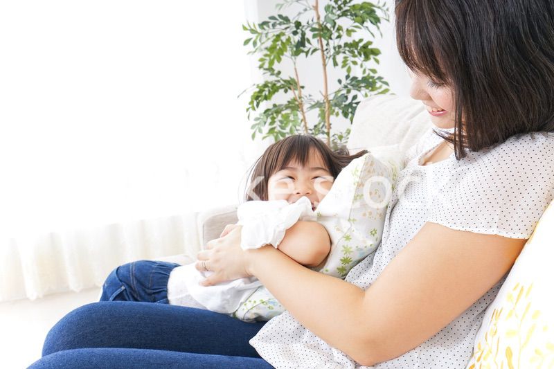 部屋で遊ぶ子供
