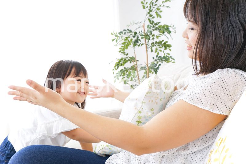 部屋で遊ぶ子供