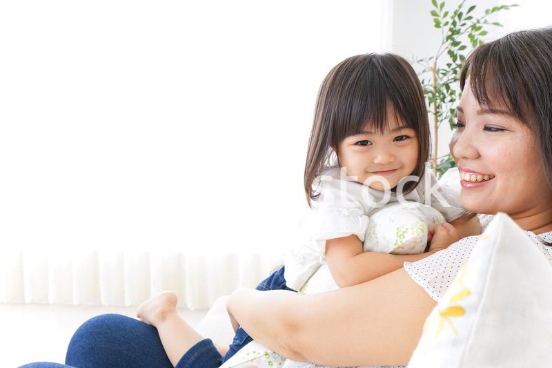 部屋で遊ぶ子供