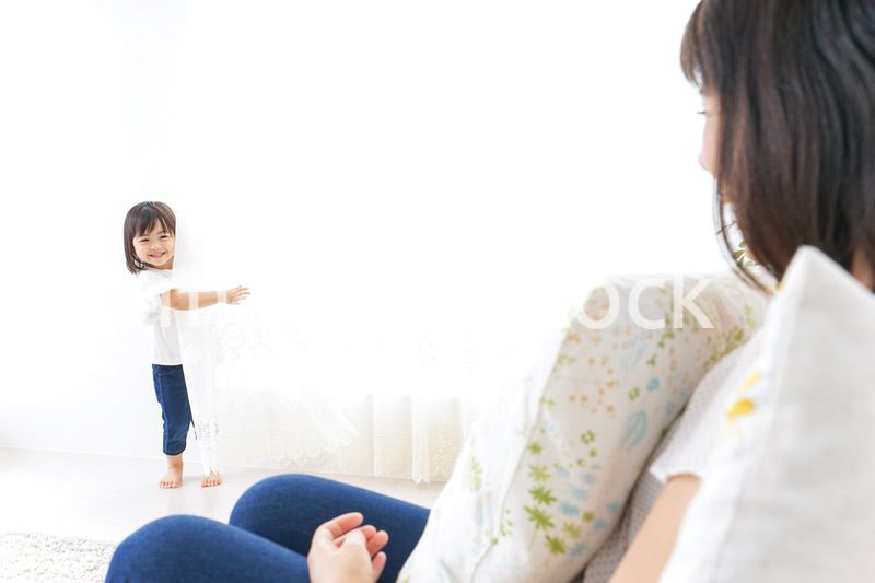 部屋で遊ぶ子供