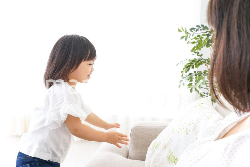 部屋で遊ぶ子供