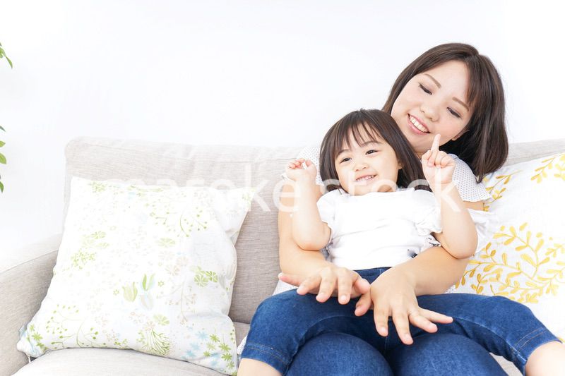 部屋で遊ぶ子供