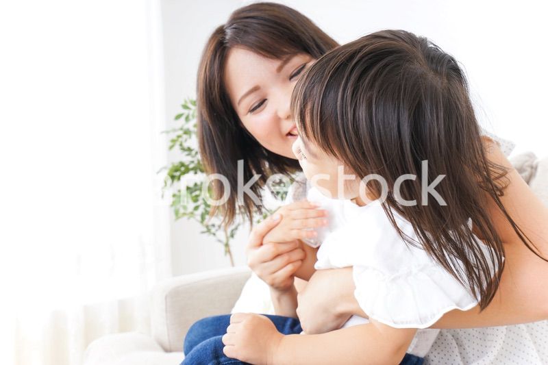 部屋で遊ぶ子供