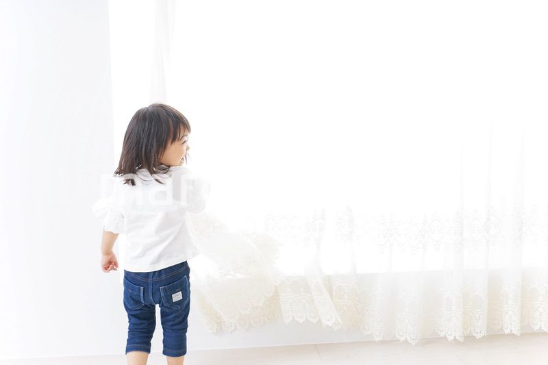 部屋で遊ぶ子ども