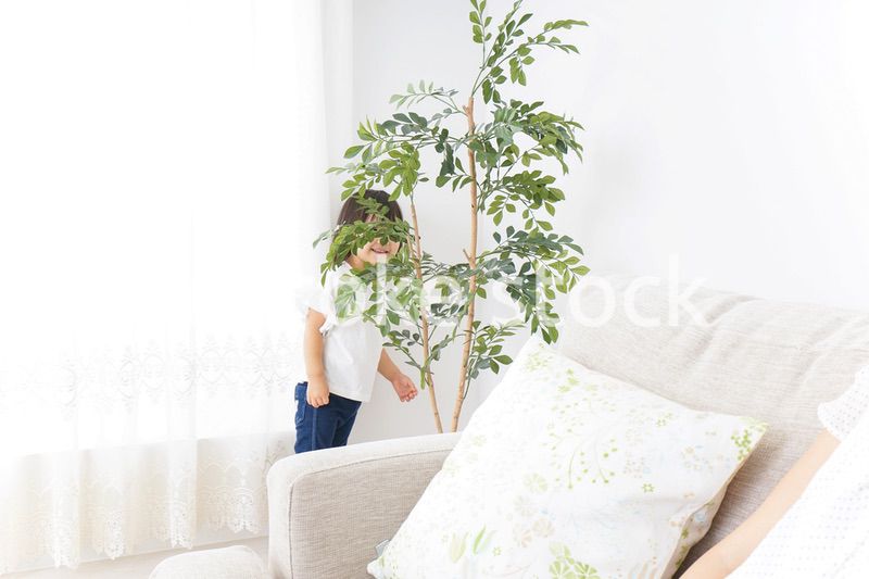 部屋で遊ぶ子ども