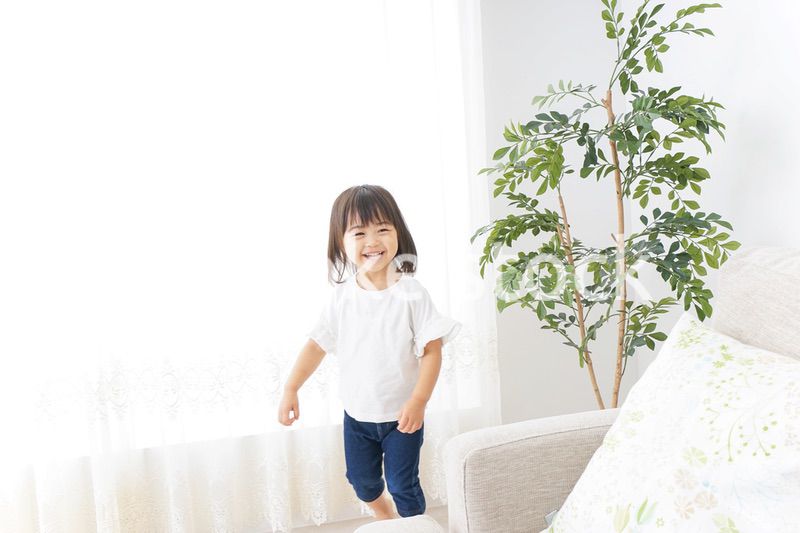 部屋で遊ぶ子ども