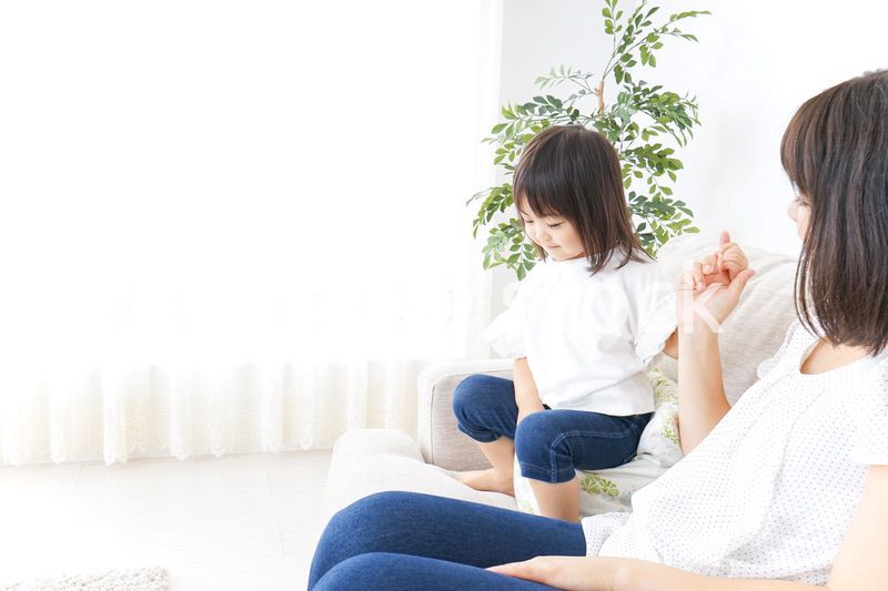 部屋で遊ぶ子供