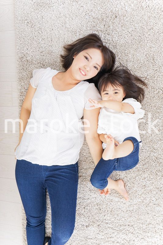 部屋で寝る子ども