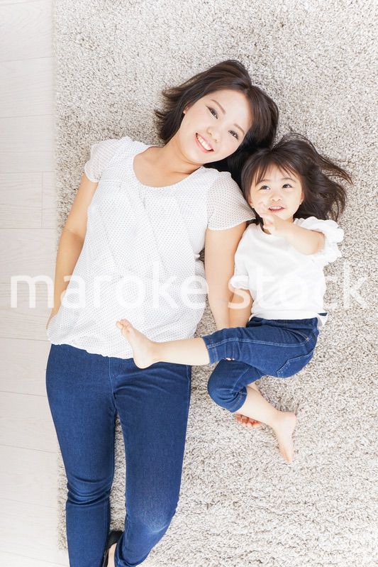 部屋で寝る子ども