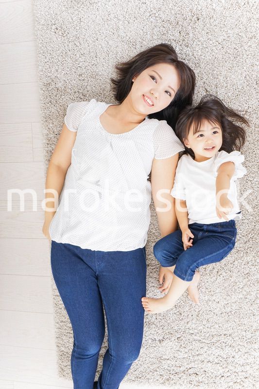 部屋で寝る子ども