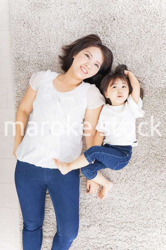 部屋で寝る子ども