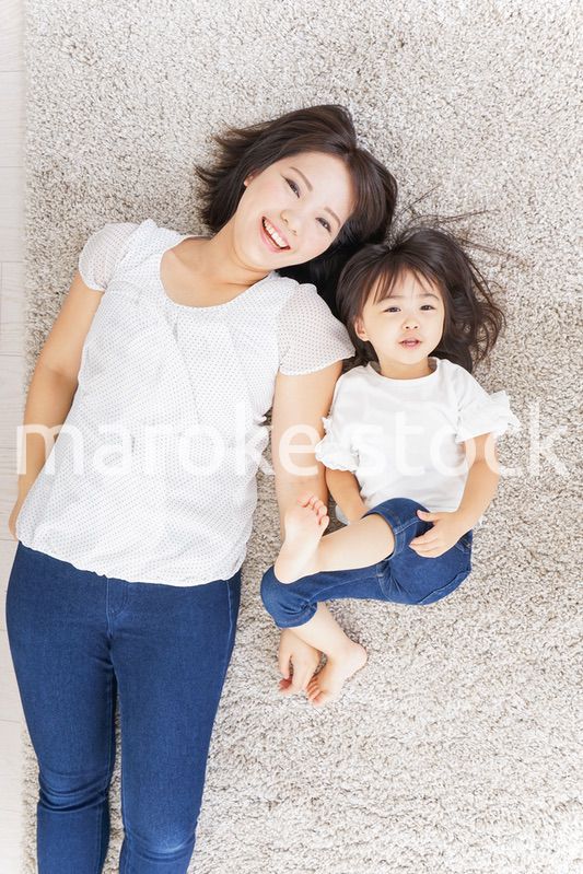 部屋で寝る子ども