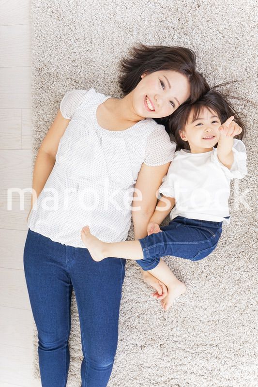 部屋で寝る子ども