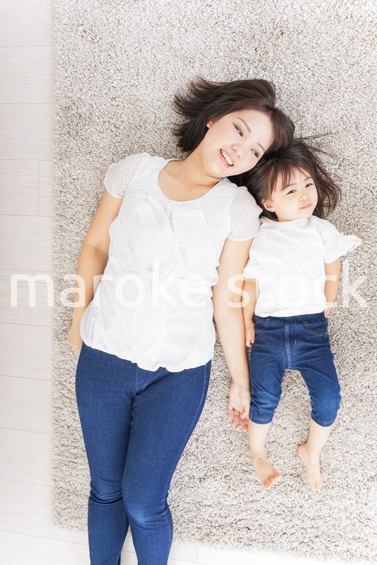 部屋で寝る子ども