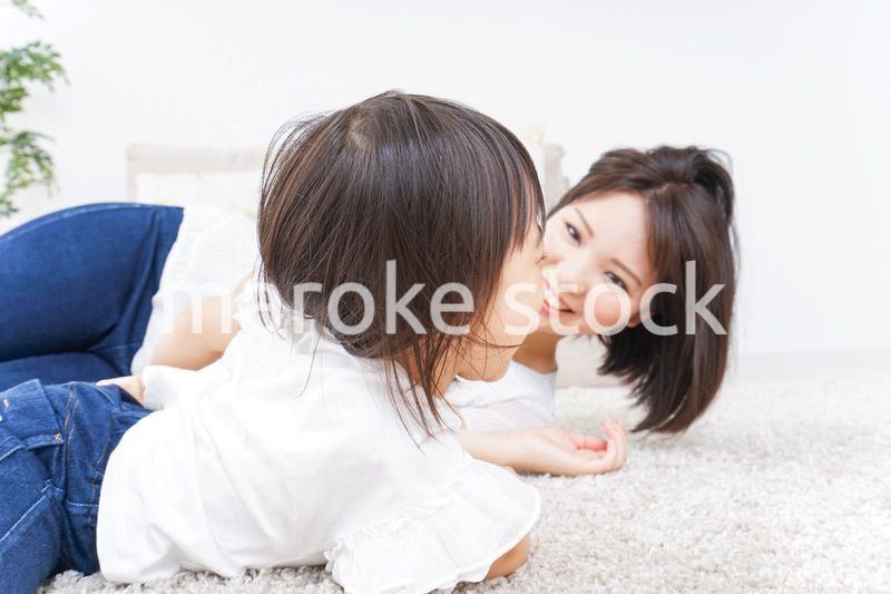 部屋で寝る子ども