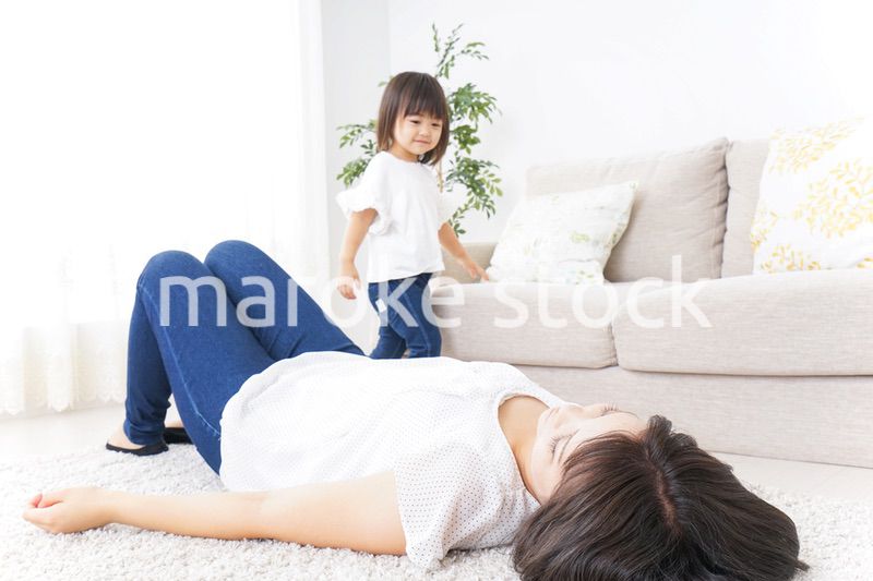 部屋で寝る子ども