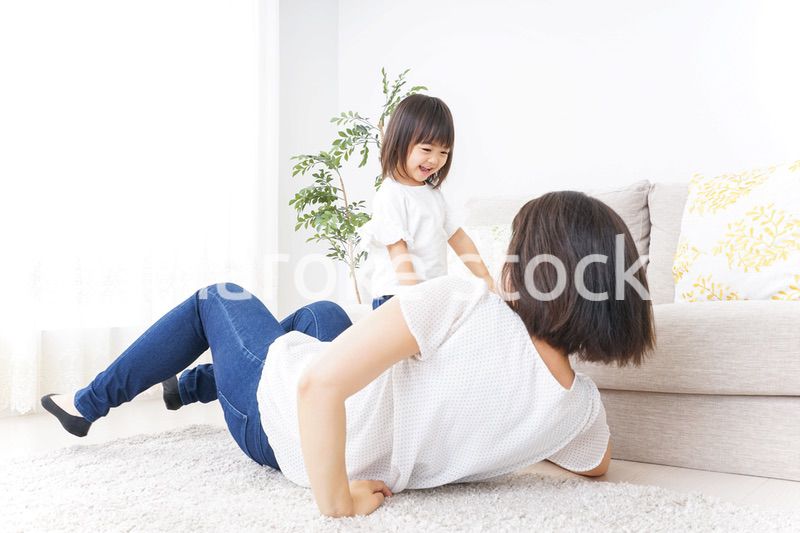 部屋で寝る子ども