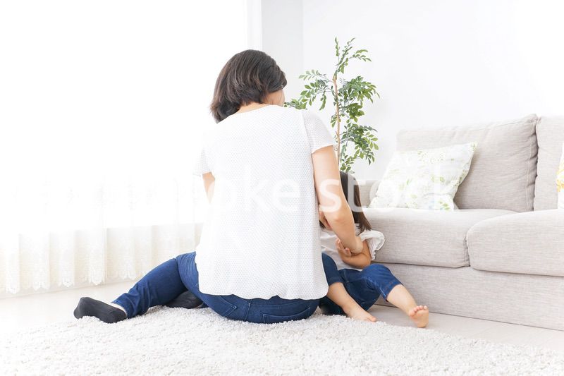 部屋で寝る子ども