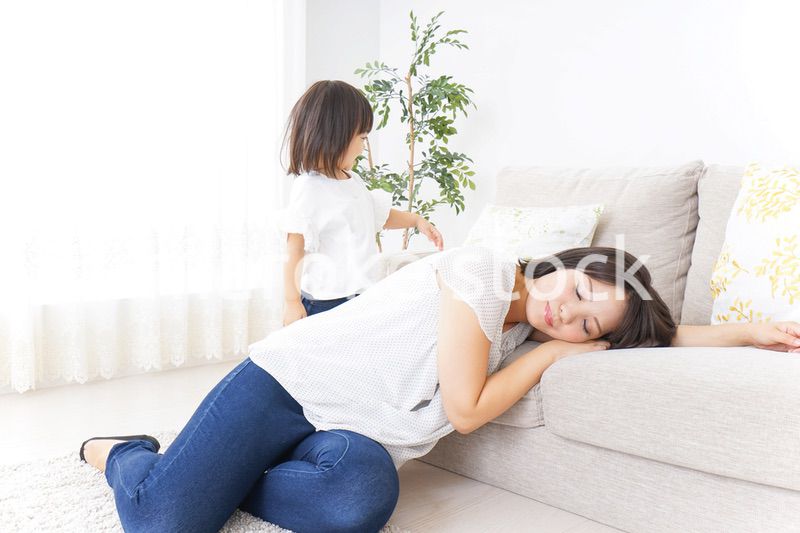 部屋で寝る子ども