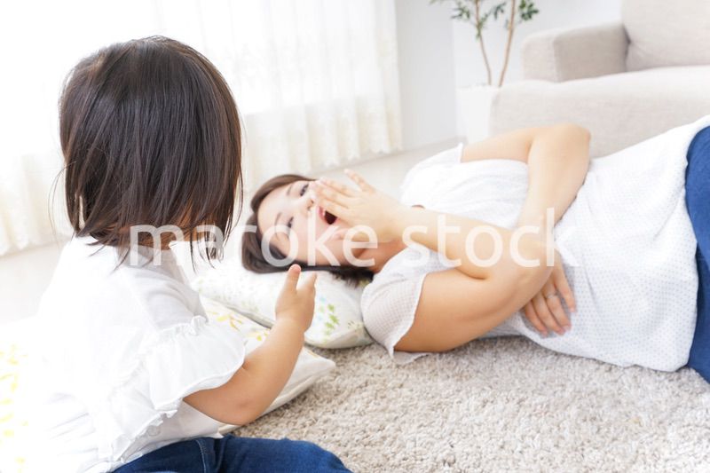 部屋で寝る子ども