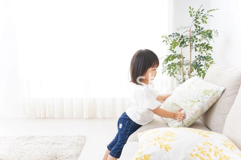 部屋で遊ぶ子ども