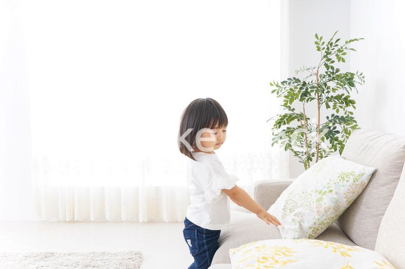 部屋で遊ぶ子ども