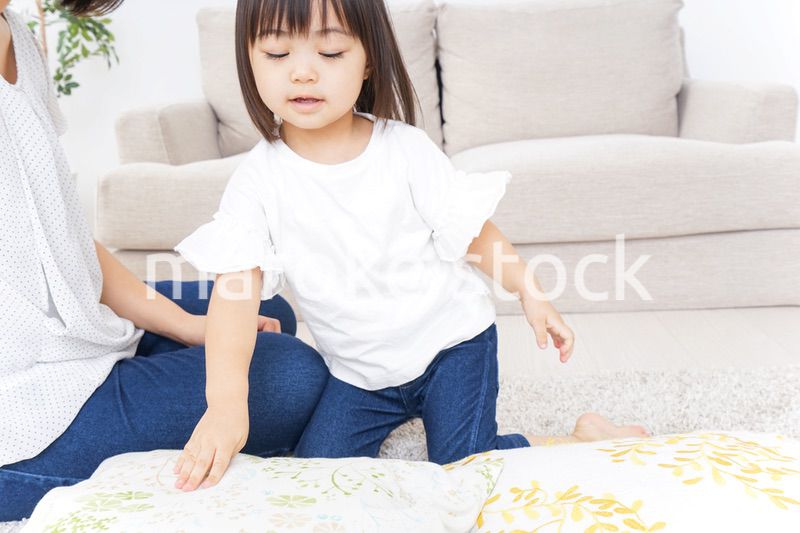 部屋で寝る子ども