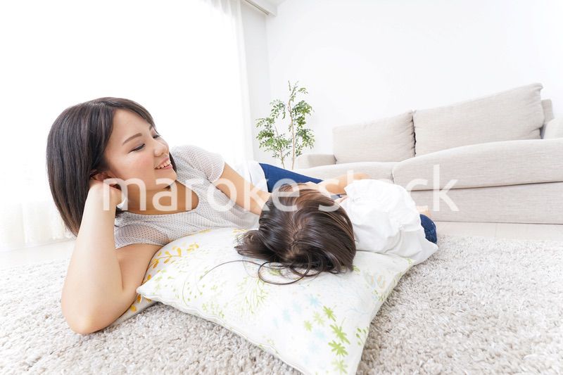 部屋で寝る子ども