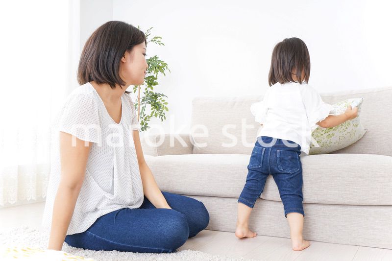 部屋で寝る子ども