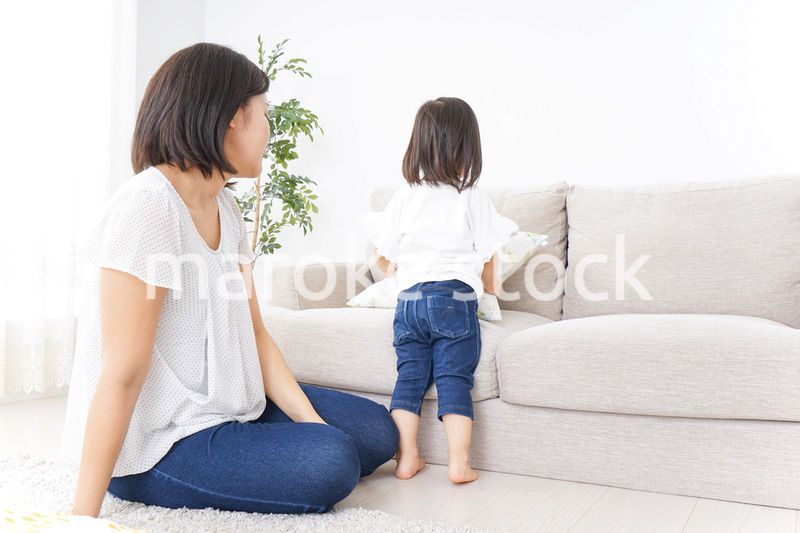 部屋で寝る子ども