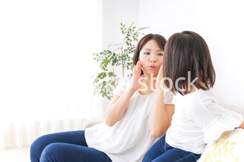 部屋で遊ぶ子供