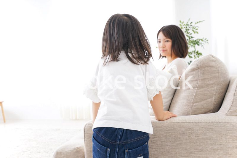 部屋で遊ぶ子供