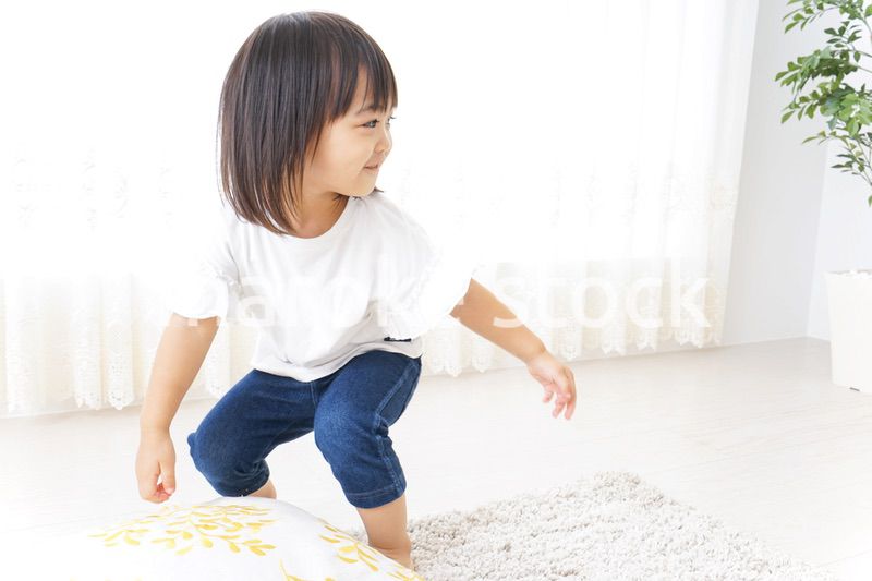 部屋で遊ぶ子ども