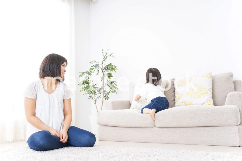 部屋で遊ぶ子供