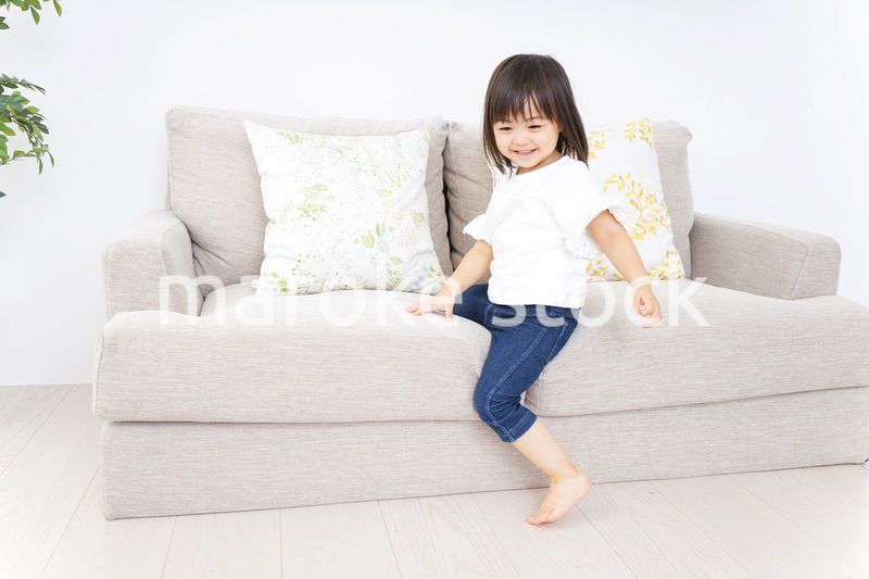 部屋で遊ぶ子ども