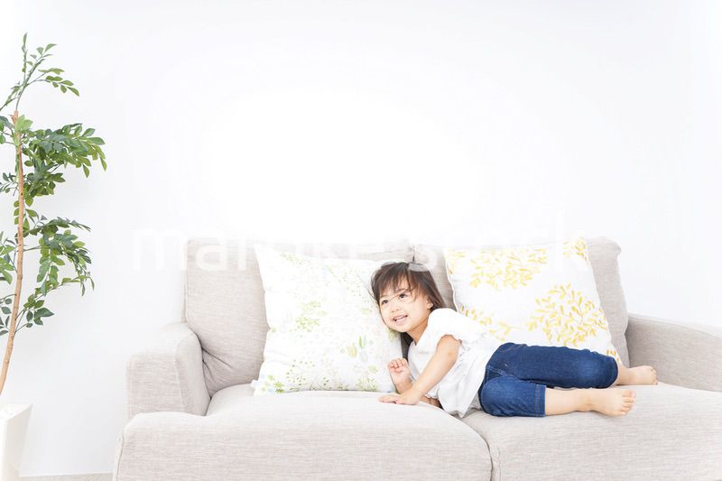 部屋で遊ぶ子ども