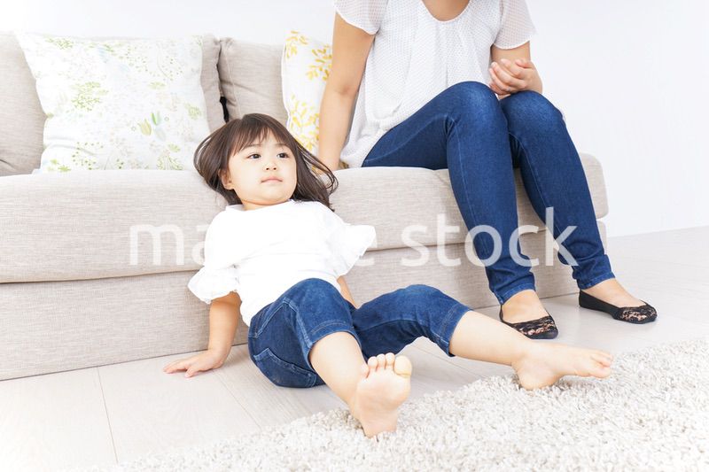 部屋で遊ぶ子供