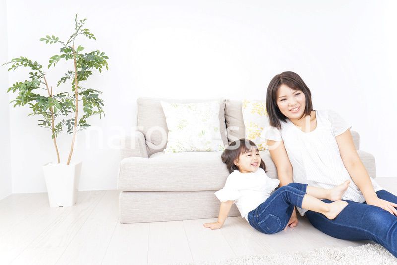 部屋で遊ぶ子供