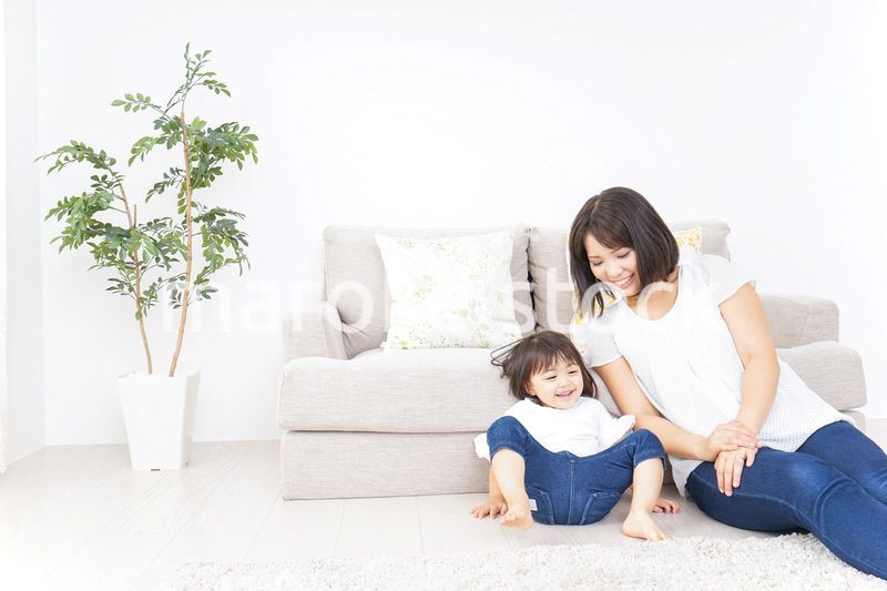 部屋で遊ぶ子供