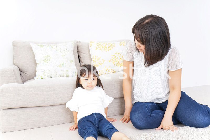 部屋で遊ぶ子供