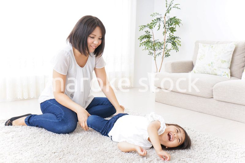 部屋で寝る子ども